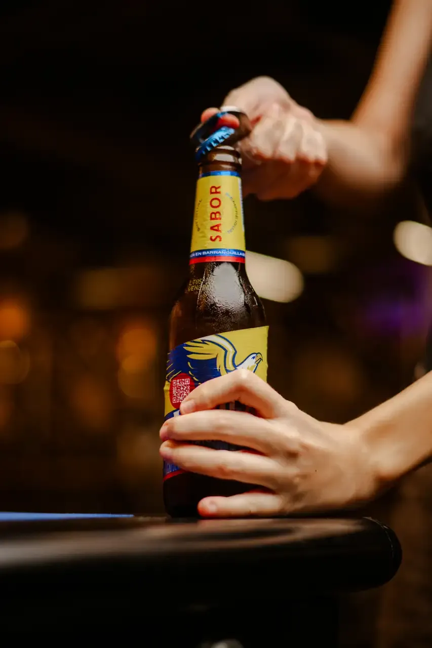 Bebidas y picada servidas en las mesas de La Industria Bolera