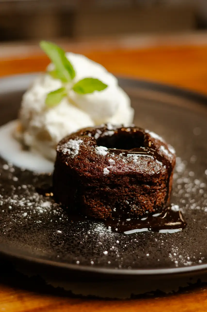 Volcán de chocolate acompañado de helado de vainilla
