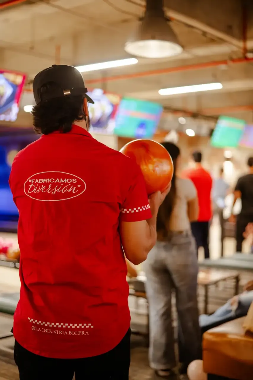 Grupo celebrando un cumpleaños en una pista de bolos de La Industria Bolera