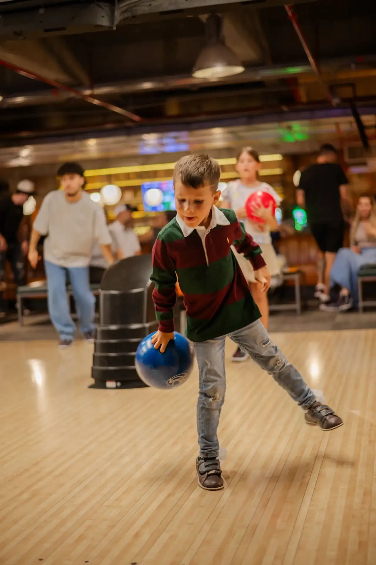 Pinos y bola de bolos sobre la pista, evocando la historia del juego