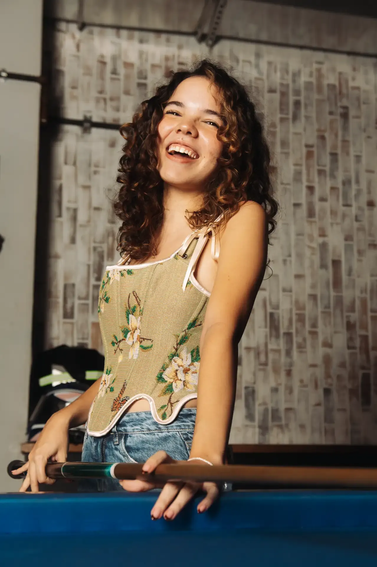 Jugadora sonríe junto a la mesa de billar.