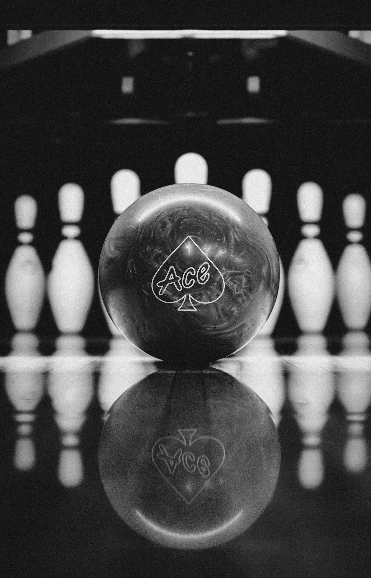 Bola y pinos de bolos en una composición monocromática.