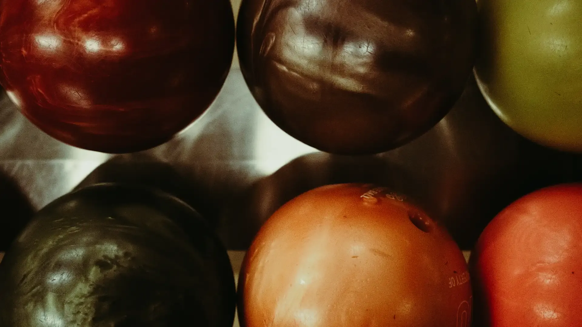 Bolas de bolos agrupadas en colores cálidos.