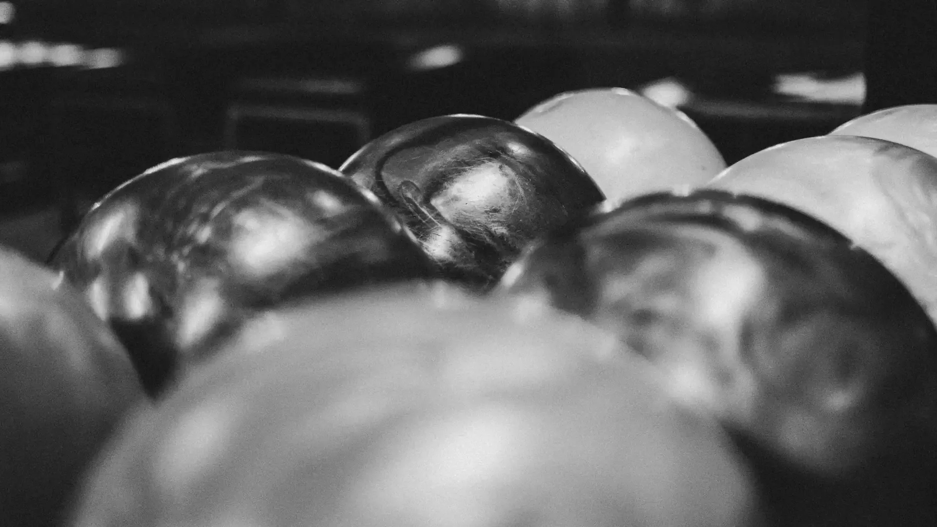 Bolas de bolos en blanco y negro en primer plano.