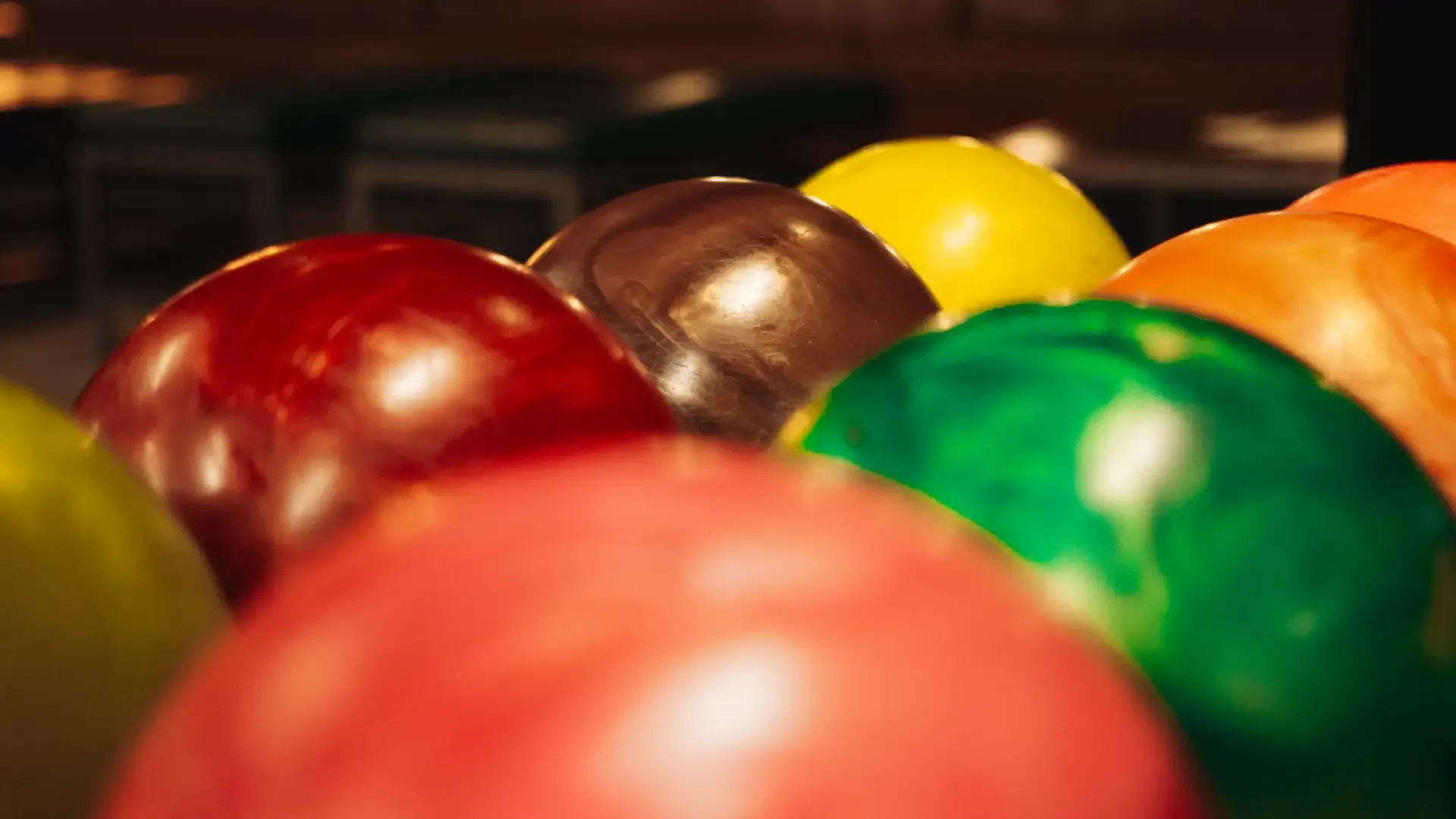 Bolas de bolos de colores en primer plano.
