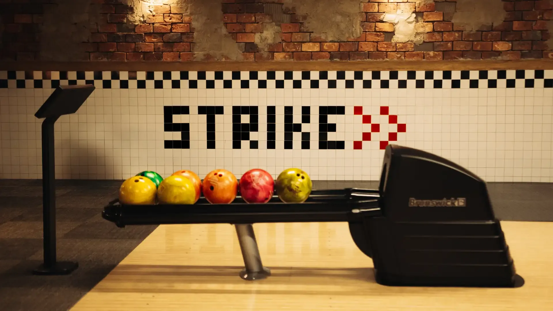 Bolas en el retorno junto al letrero Strike.