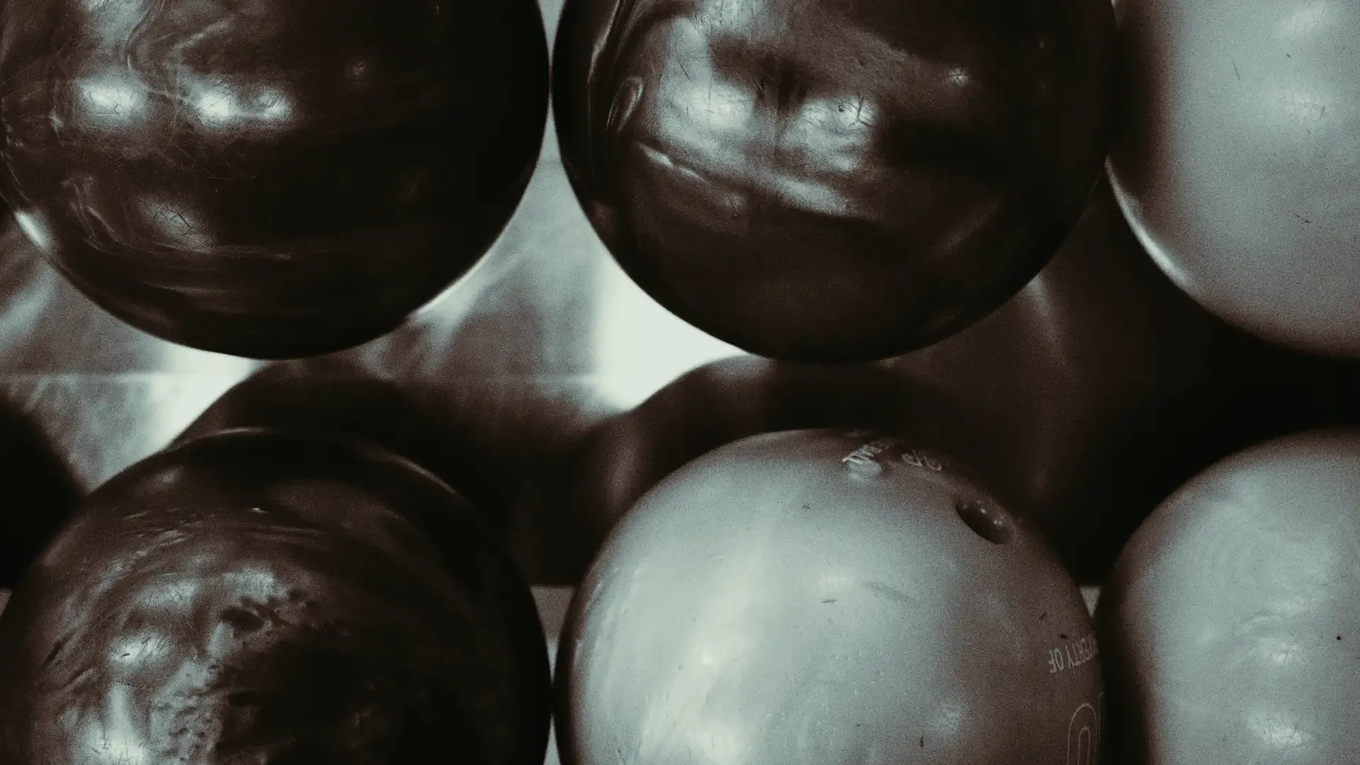 Bolas de bolos en tonos oscuros y blanco y negro.