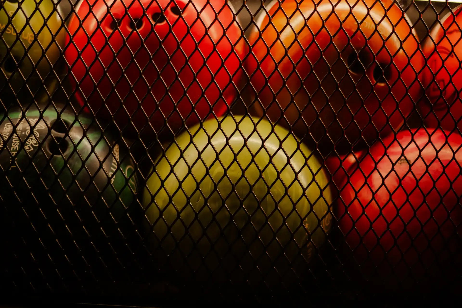 Detalle de bolas de colores en el retorno de la bolera.