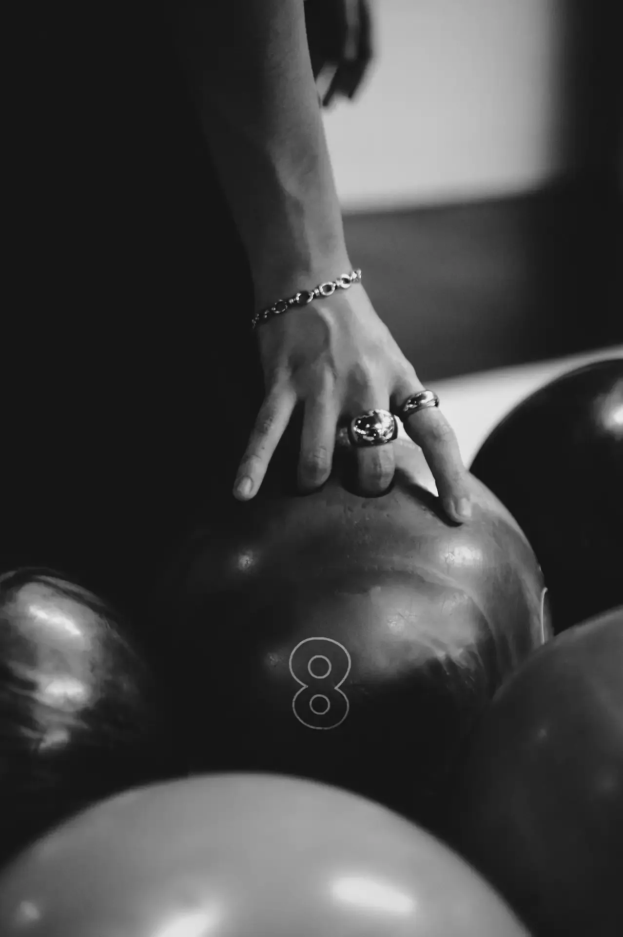 Mano elige una bola en una foto en blanco y negro.
