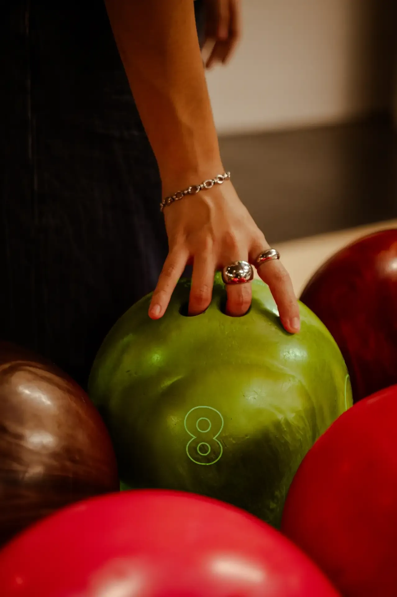 Mano selecciona una bola roja entre varias bolas.