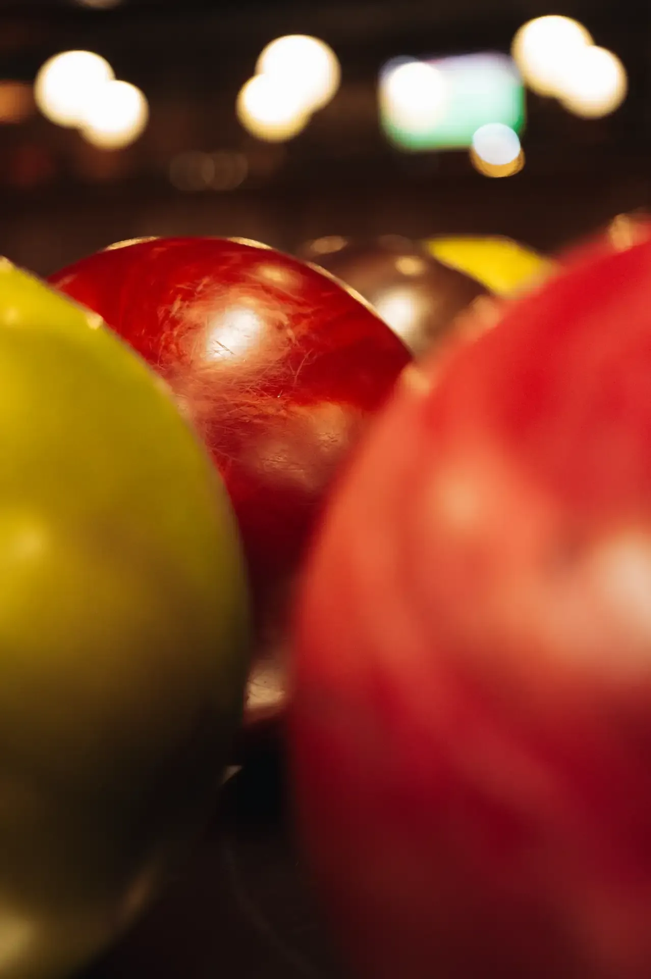 Primer plano de bolas de bolos de colores.