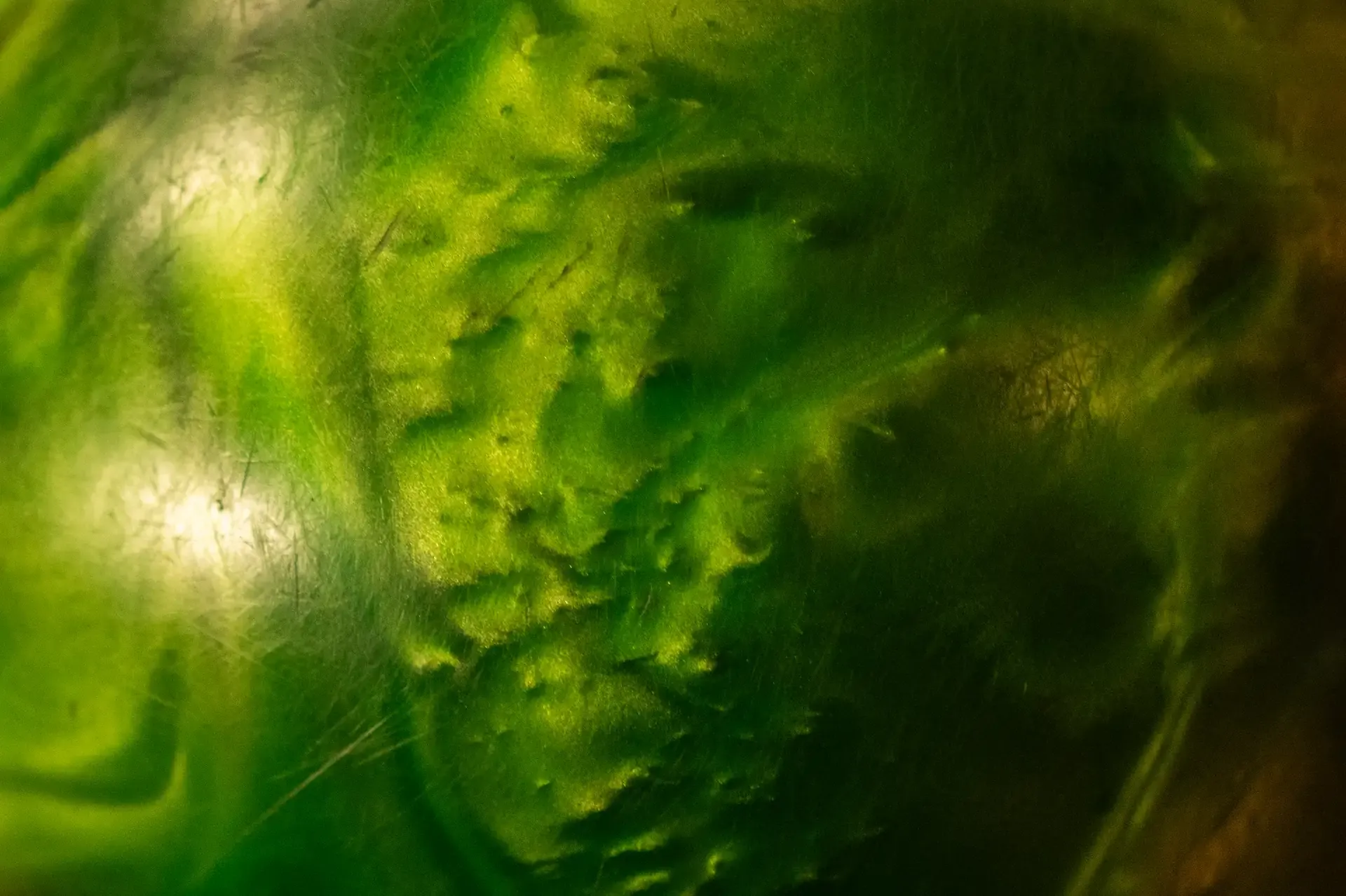 Textura verde de una bola de bolos en primer plano.