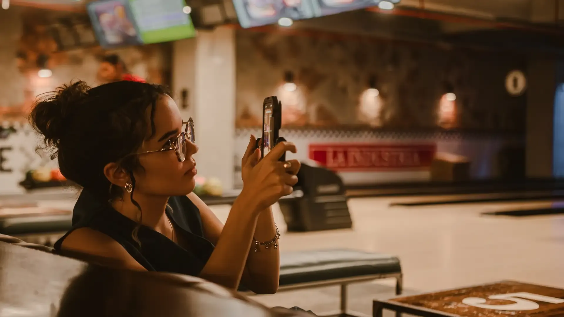Amiga toma una fotografía mientras comparte una comida.