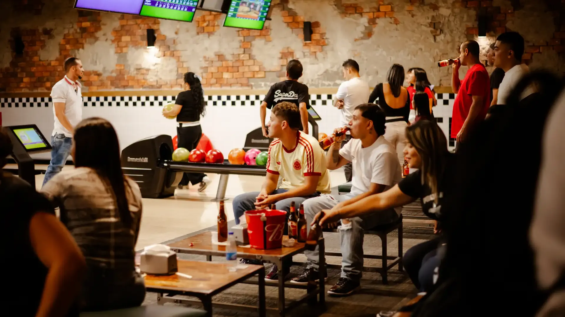 Amigos comparten bebidas y comida junto a las pistas.
