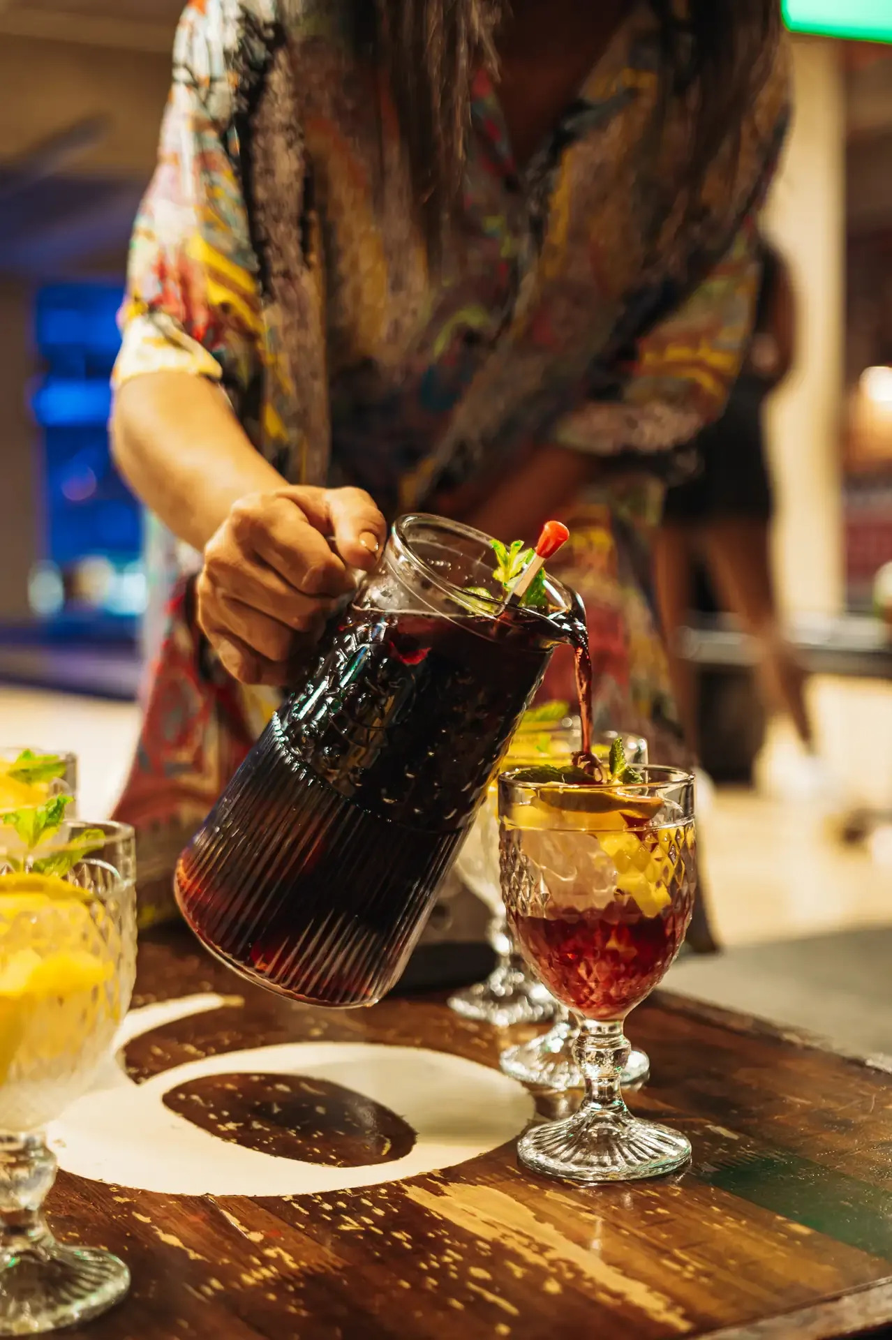 Bartender sirve una bebida en la barra.