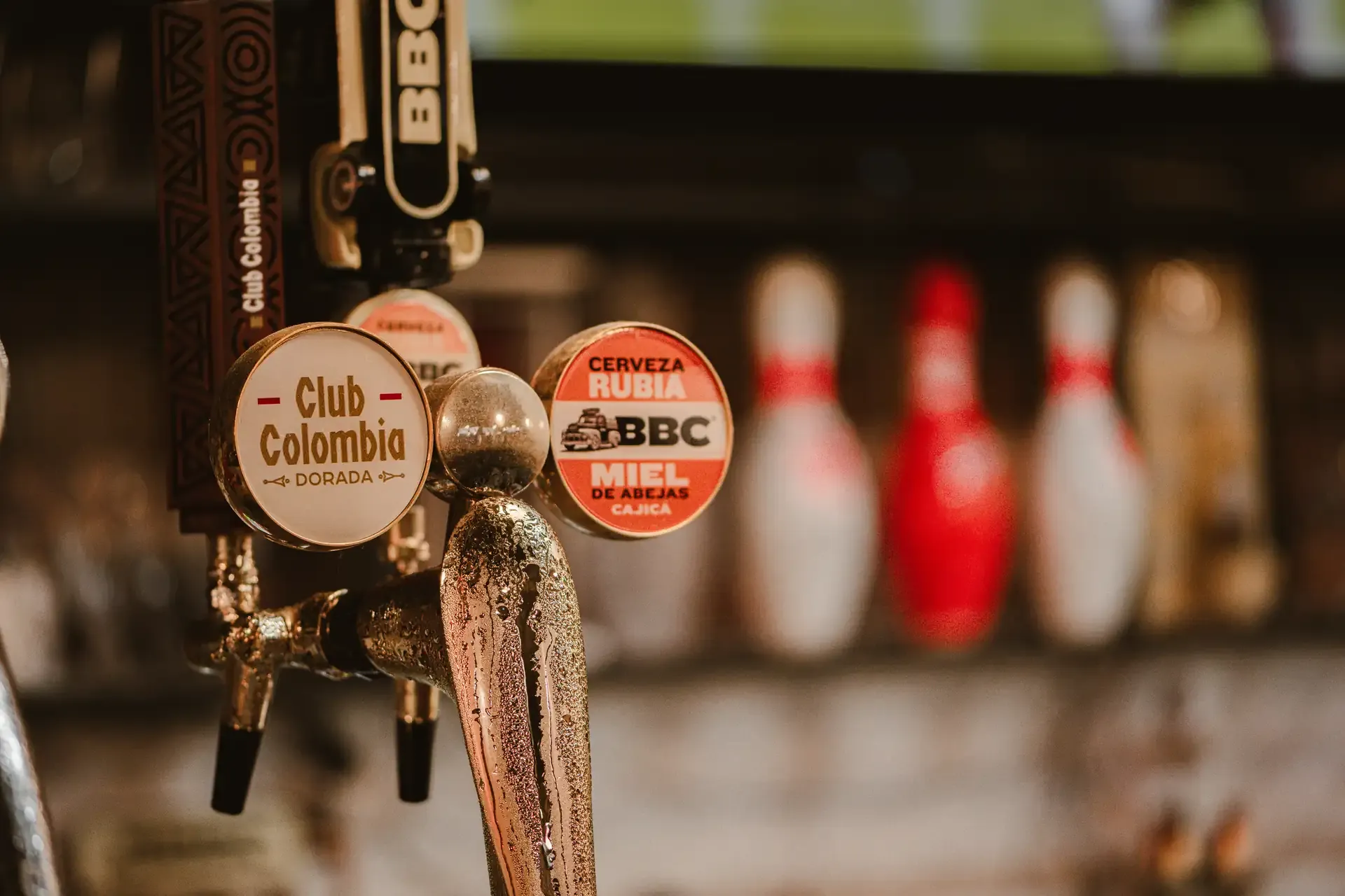 Detalle del grifo de cerveza en la barra.