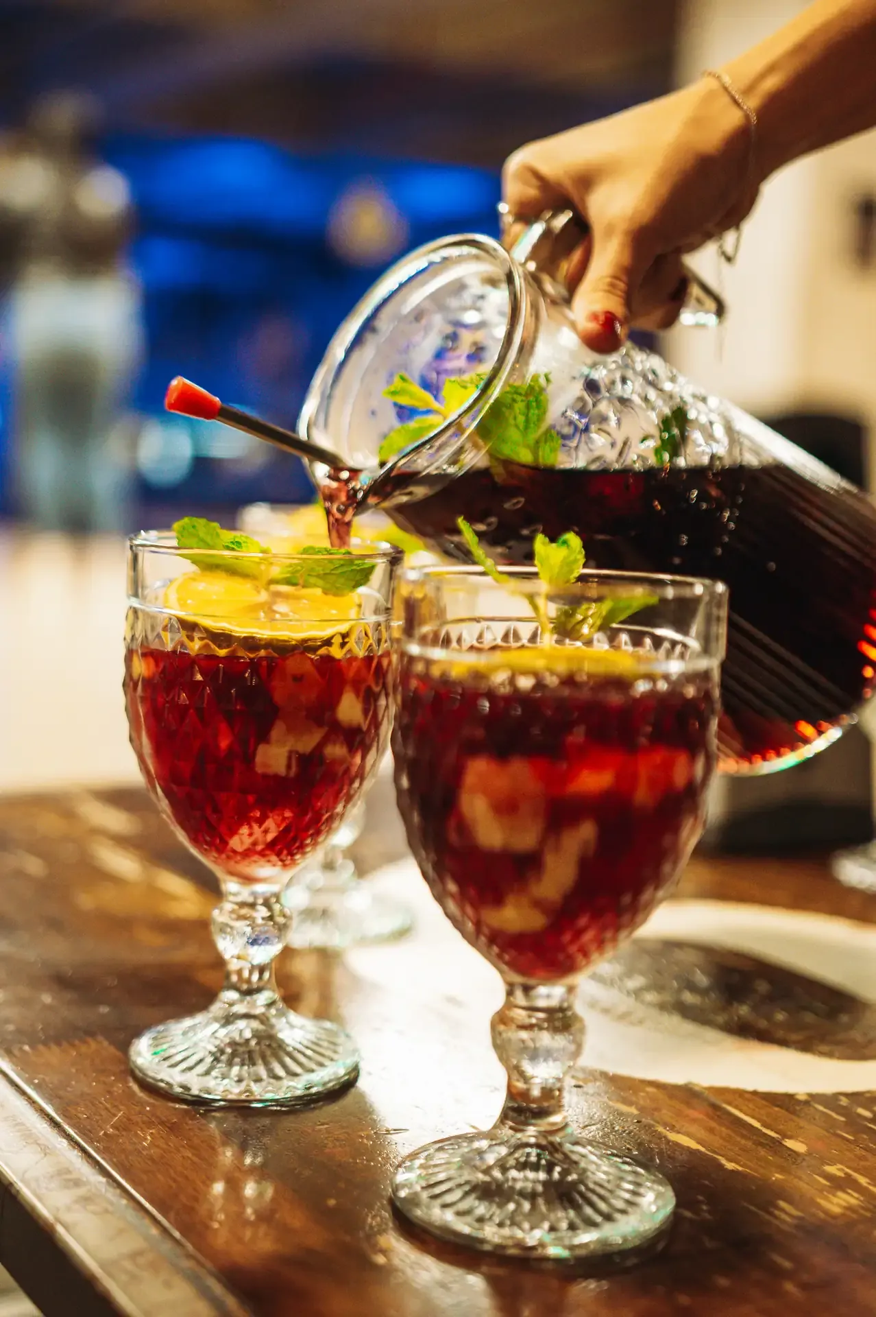 Dos bebidas preparadas con hielo y frutas en copas.