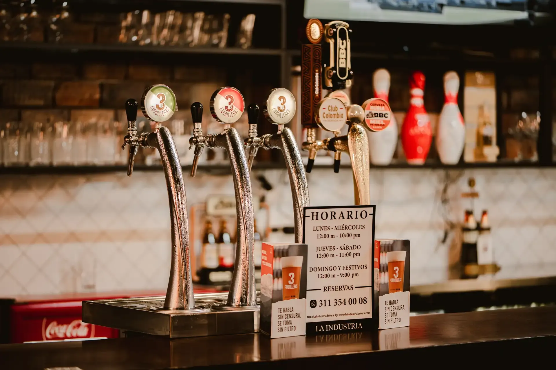 Grifos de bebidas y dispensadores en la barra.