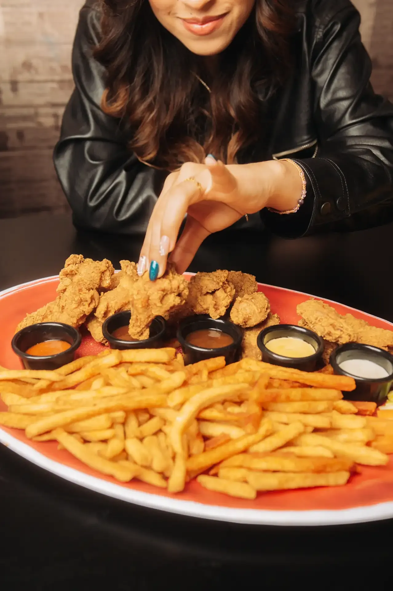 Papas fritas y pasabocas servidos para compartir.
