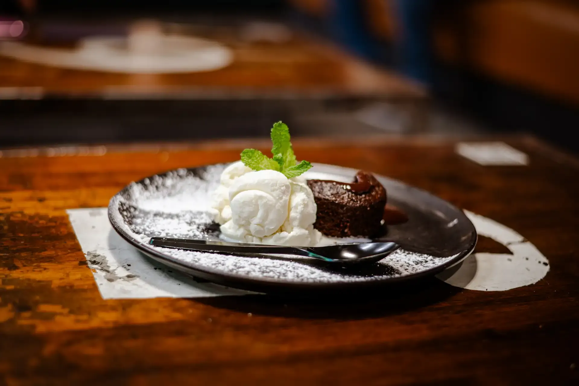Postre con helado servido en una tabla de madera.