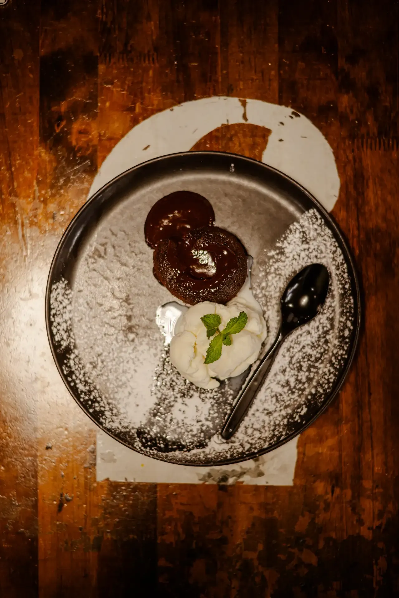 Postre servido en un plato sobre la mesa del restaurante.