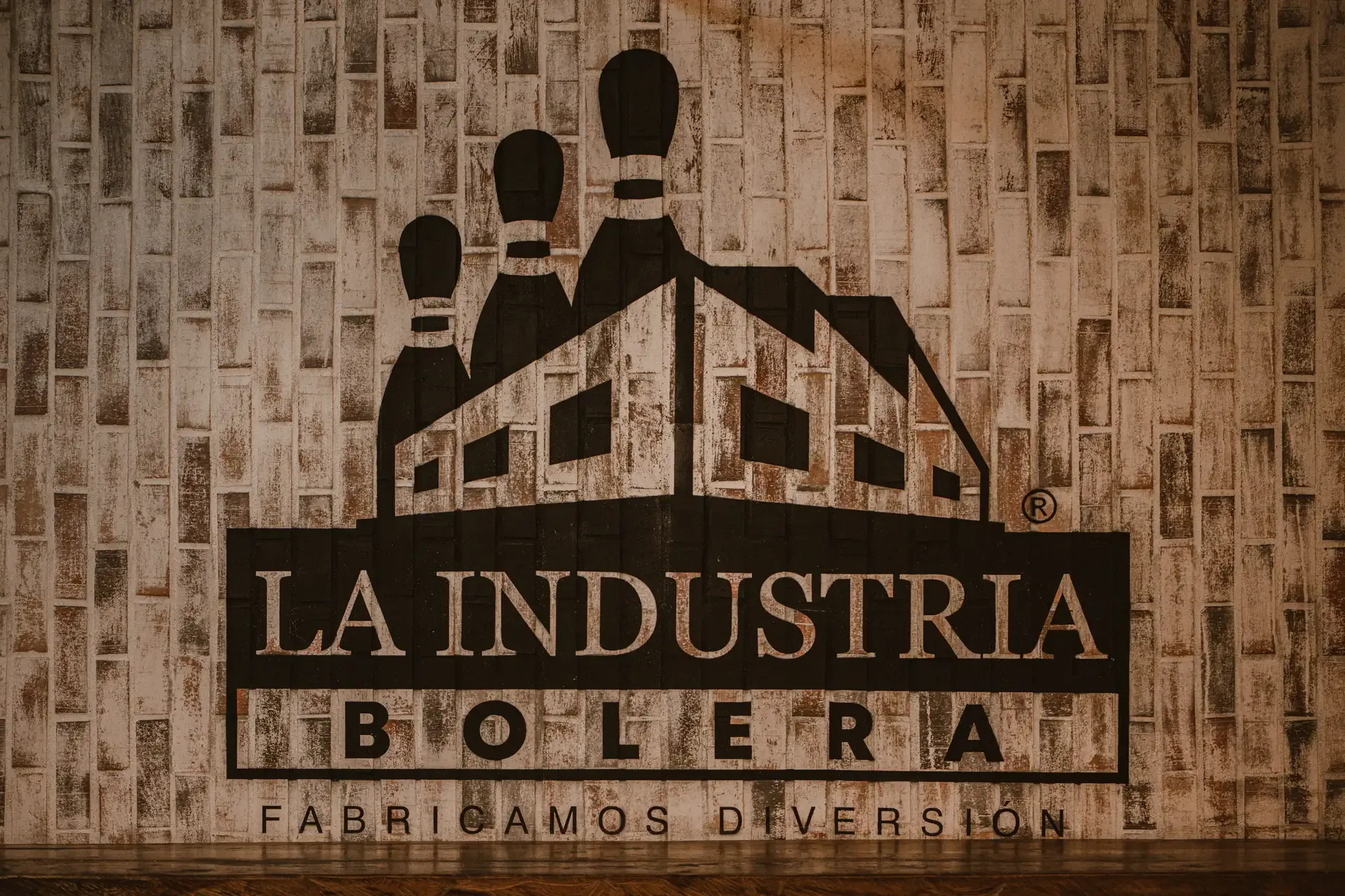 Afiche de La Industria Bolera con acabado de papel envejecido.