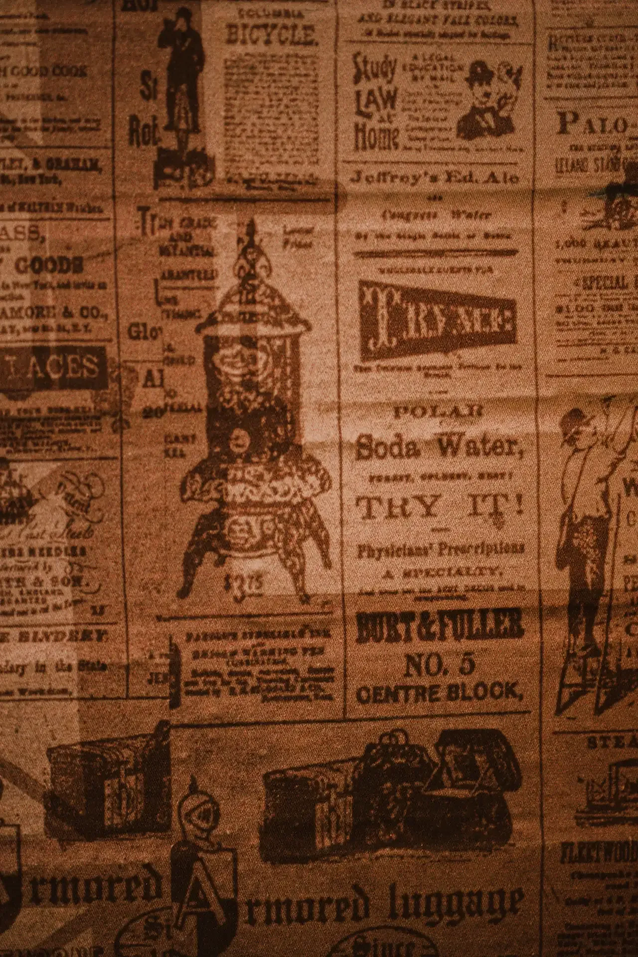 Collage de recortes de periódico en una pared.