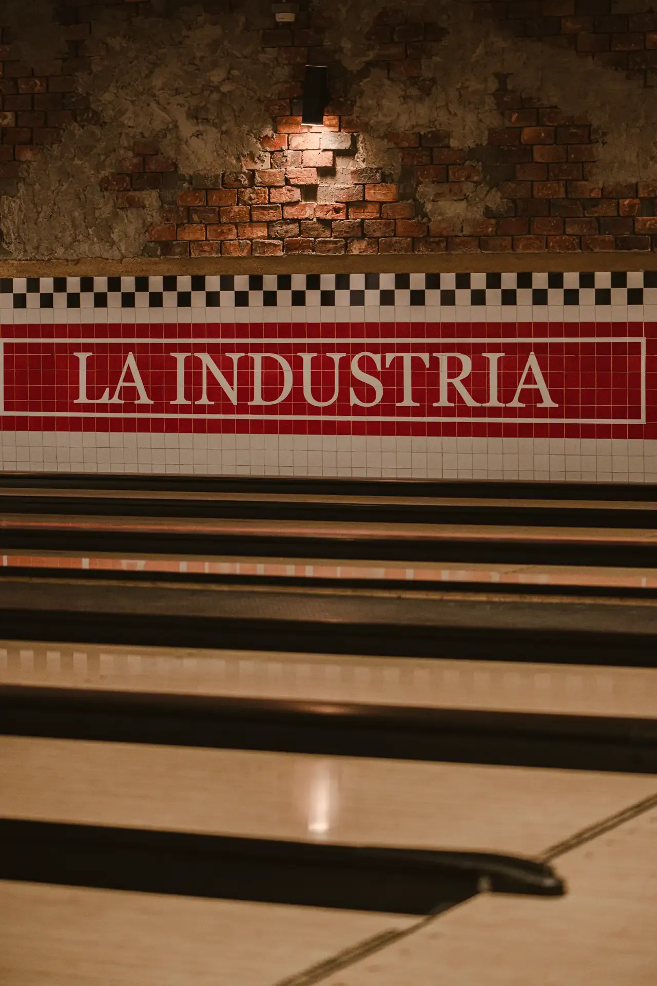Detalle del letrero de la bolera y las pistas.