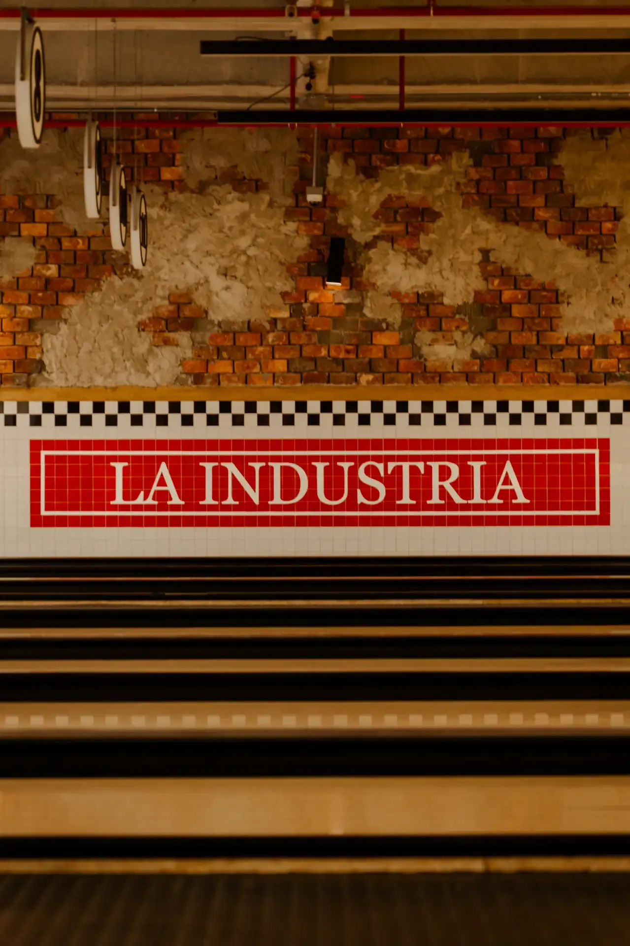 Detalle del letrero La Industria sobre la pista.