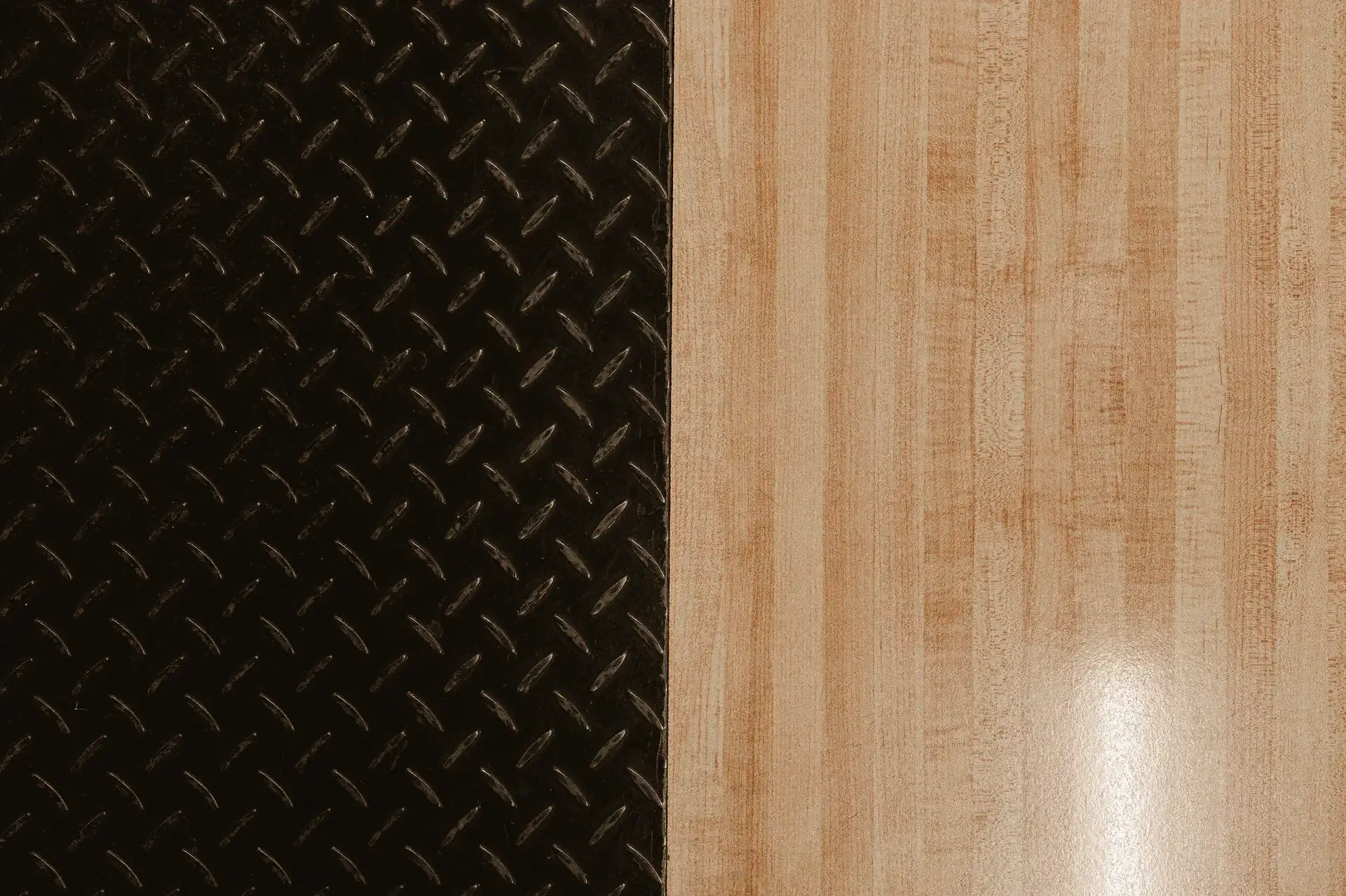 Detalle de madera y metal con textura industrial.