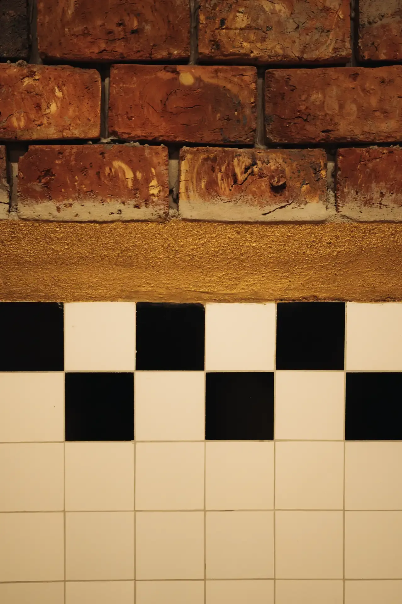 Detalle de pared de ladrillo y mosaico de la bolera.