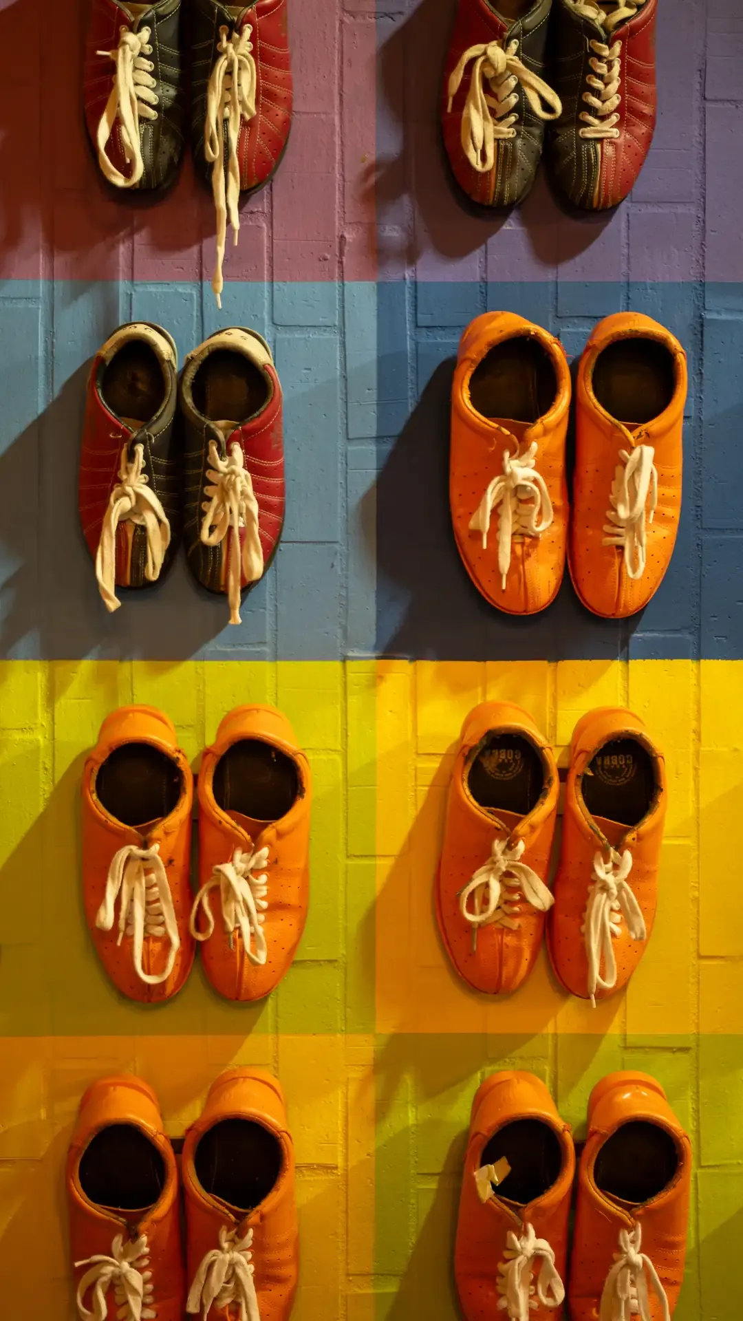 Detalle de los zapatos disponibles para jugar bolos.
