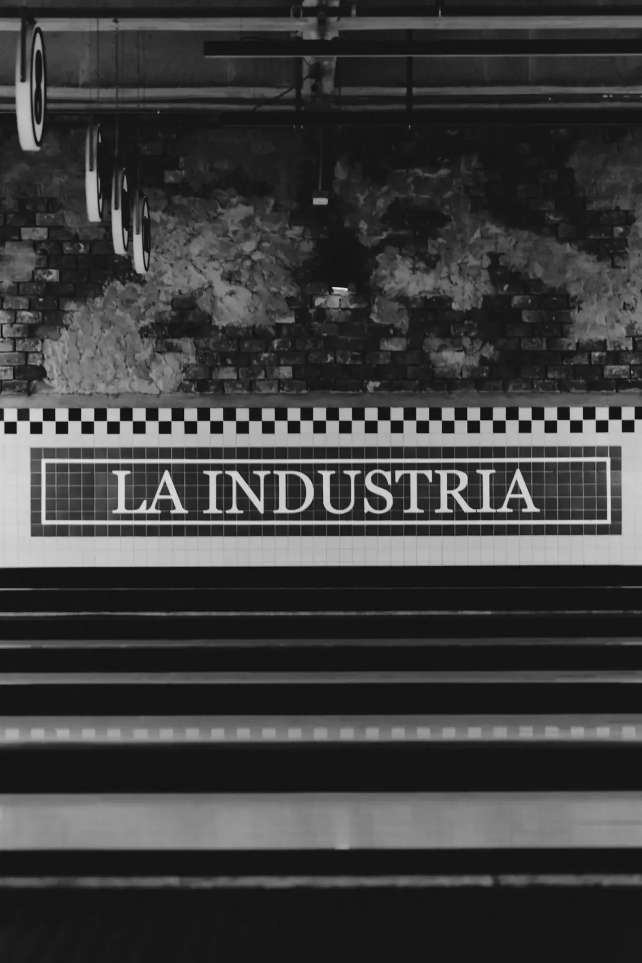 Letrero de la bolera en una fotografía monocromática.