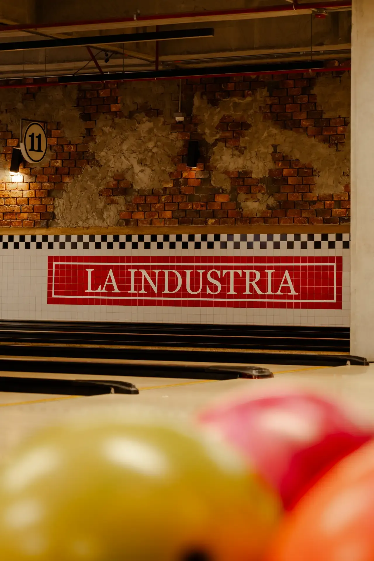 Letrero de La Industria sobre la pared de ladrillo.