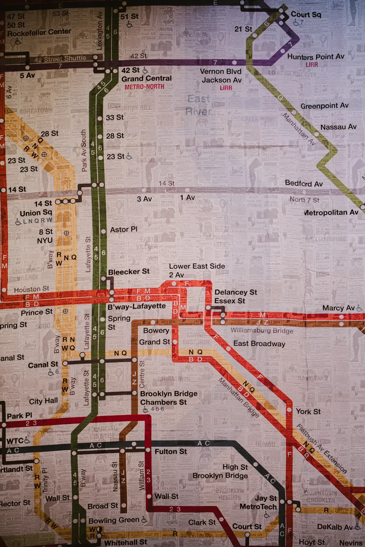 Mapa ilustrado del metro de Nueva York sobre un muro decorativo.