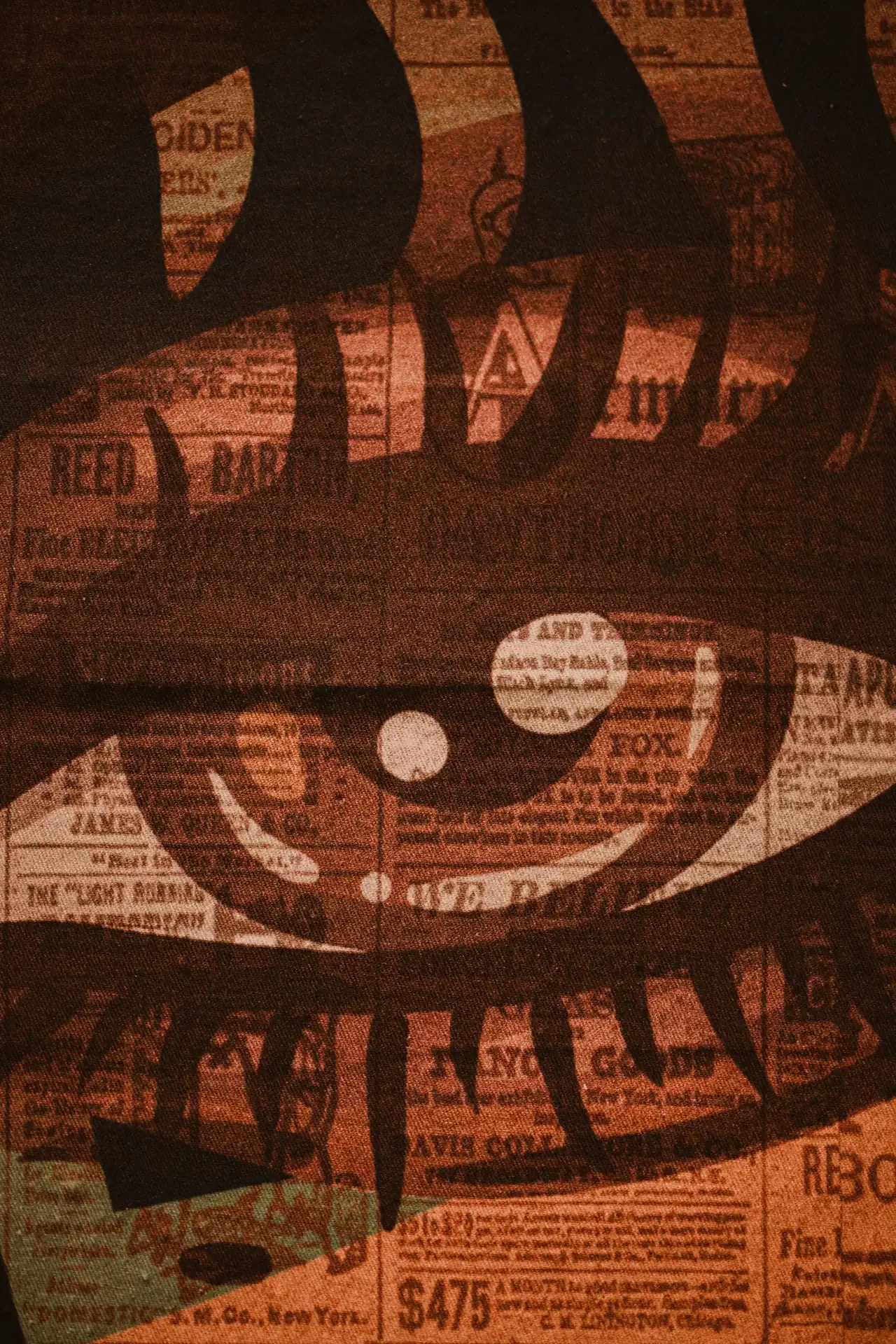 Mural ilustrado de ojos y labios en estilo pop art.