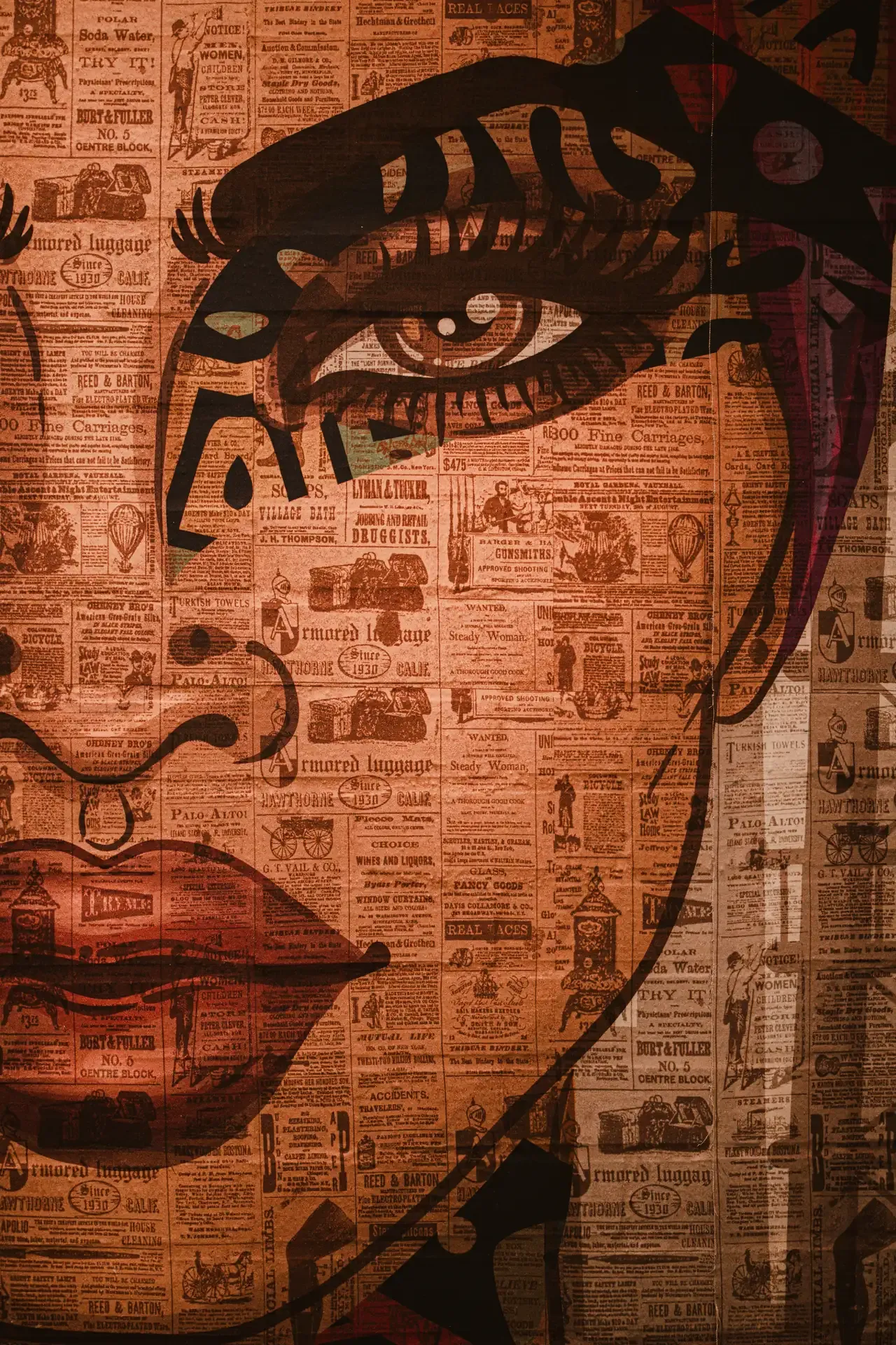 Mural pop art de un rostro sobre papel de periódico.