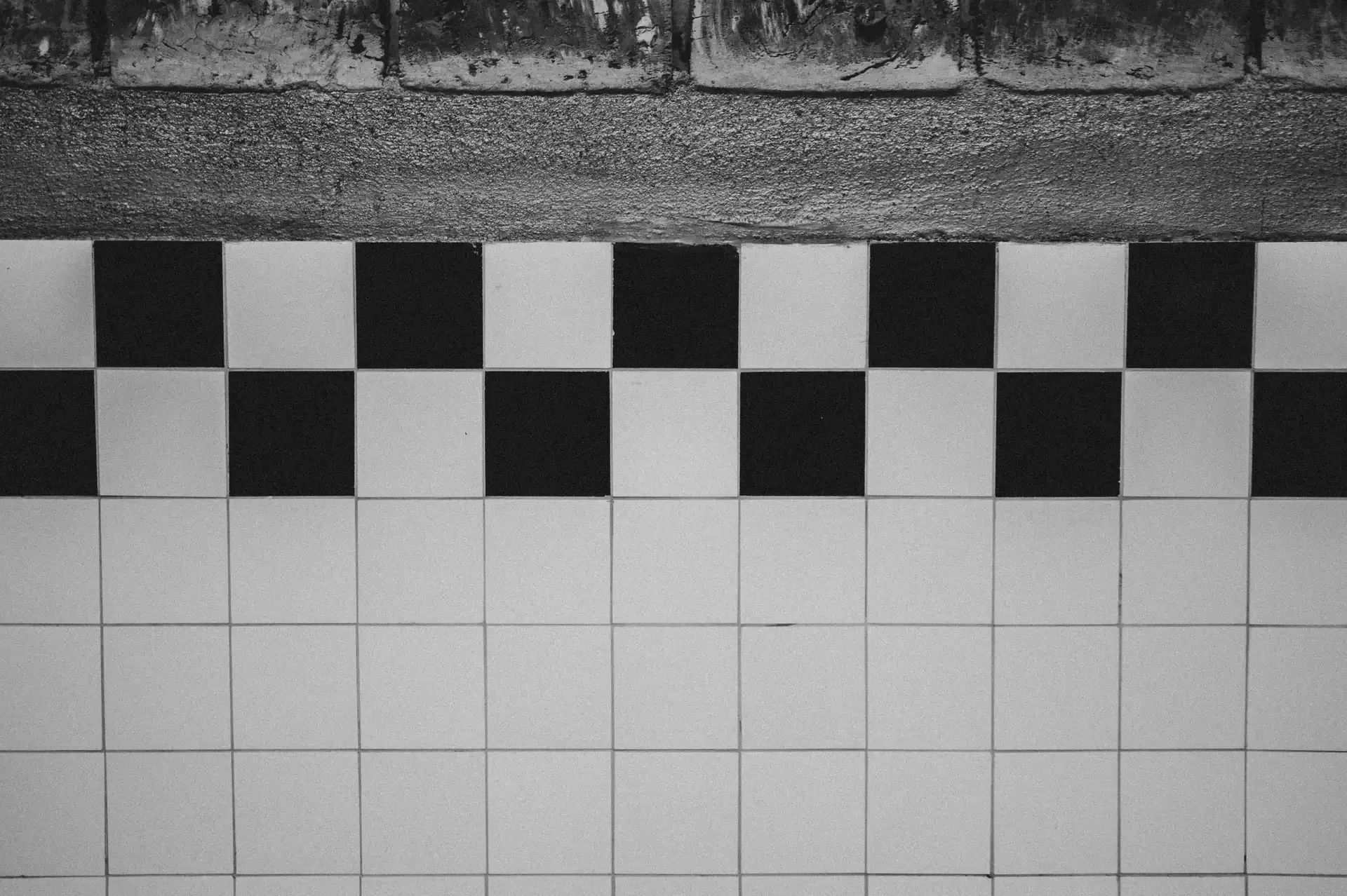 Pista y mosaico geométrico en blanco y negro.