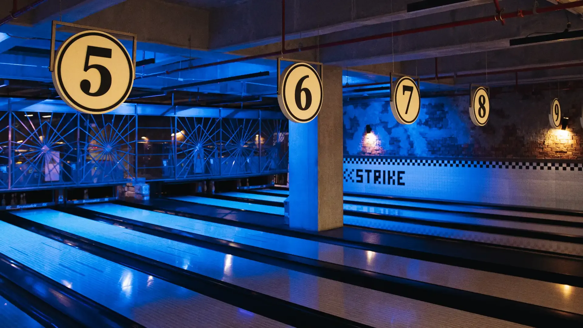 Pistas de bolos iluminadas en tonos azules.