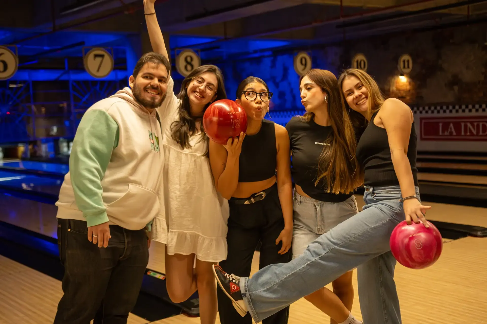 Amigos celebran su visita con las bolas de la pista.