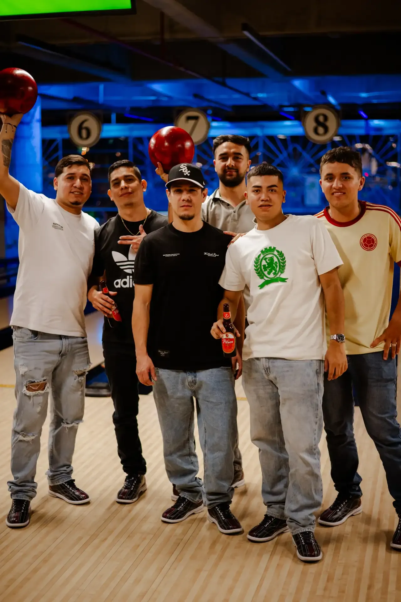Amigos posan juntos al final de una partida de bolos.