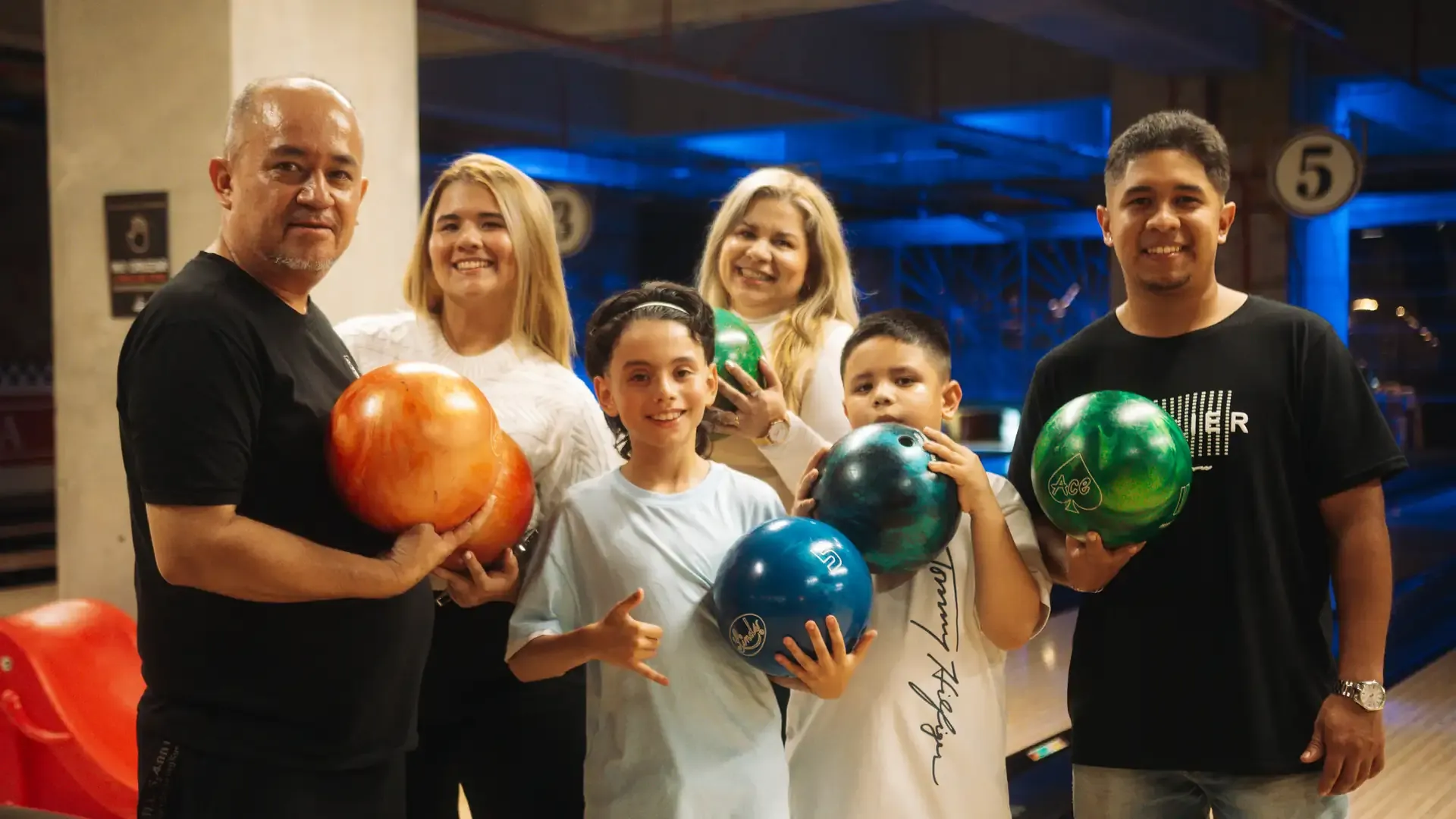 Familia comparte una partida junto al retorno de bolas.
