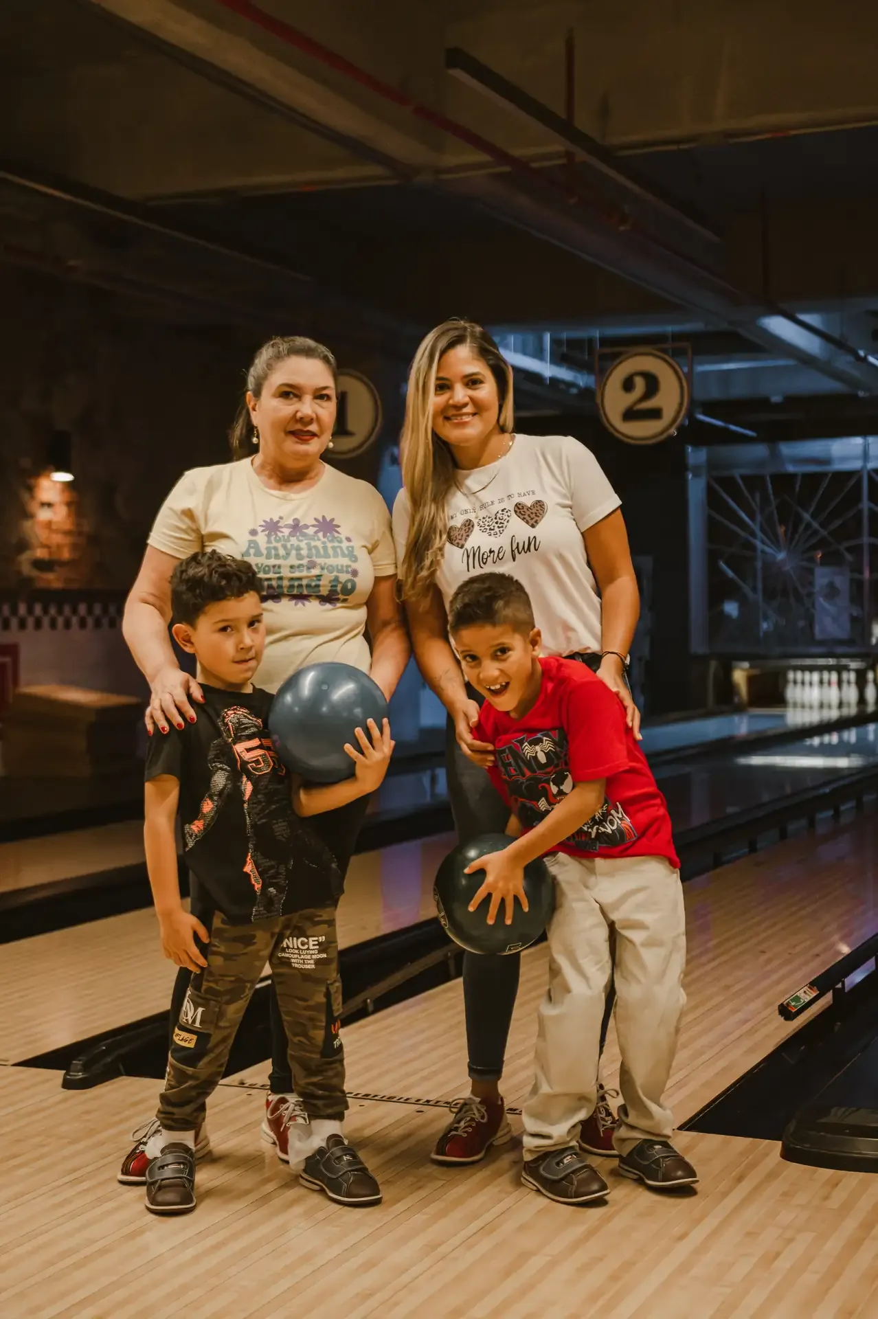 Familia comparte una visita en la zona de bolos.