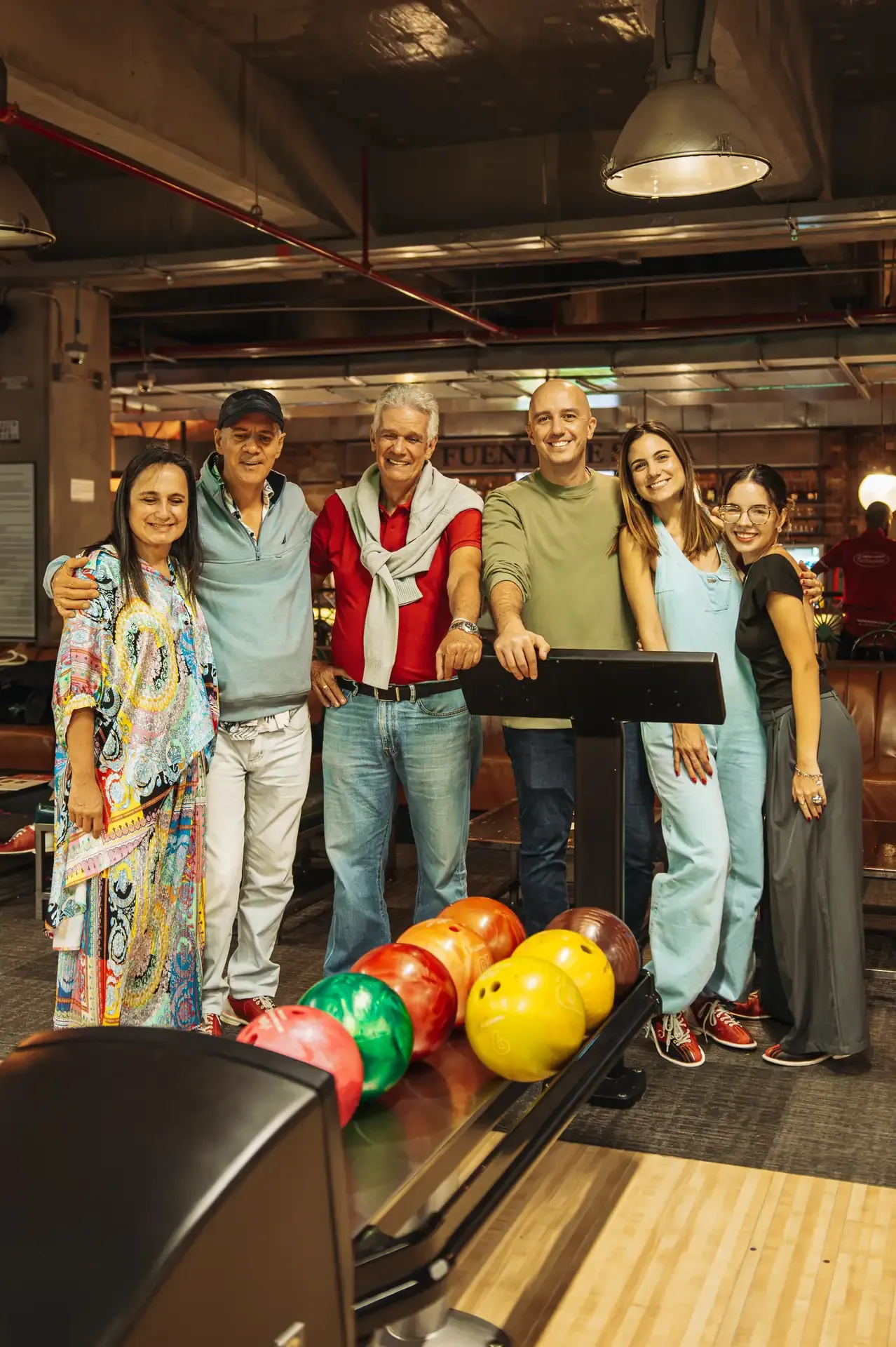 Familia disfruta una partida junto a las bolas de colores.