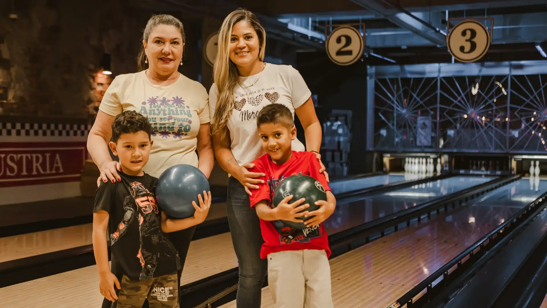 Familia posa con una bola frente a las pistas.