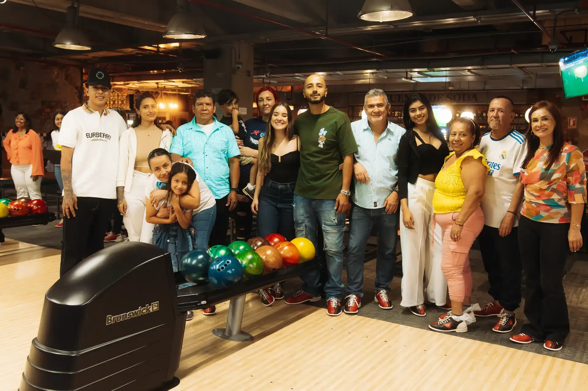 Grupo de amigos posa junto al retorno de bolas.