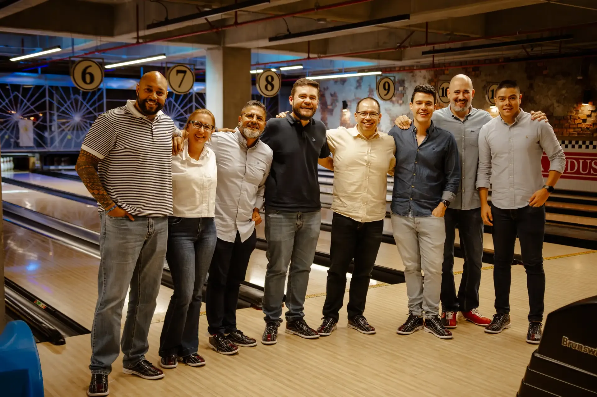 Grupo de amigos posa en la zona de bolos.