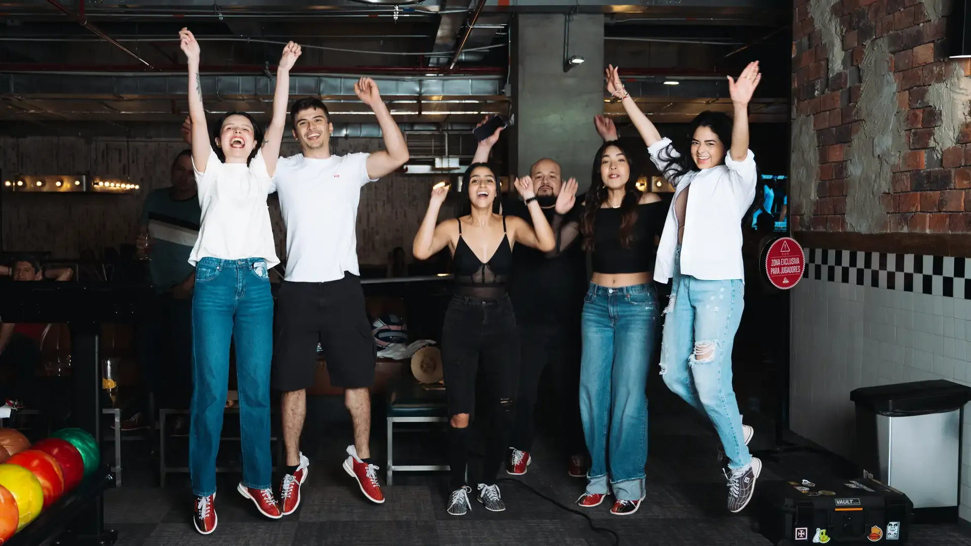 Grupo de amigos celebra junto a las pistas de bolos