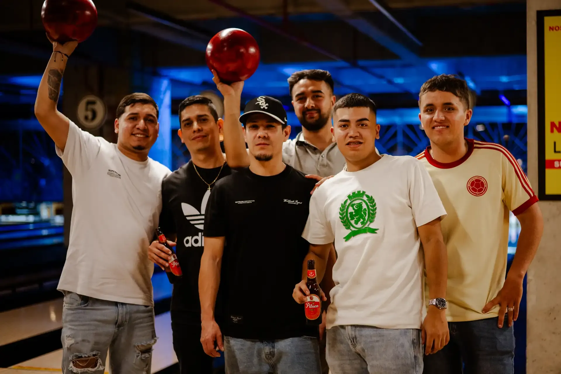 Grupo de compañeros celebra una partida con sus bolas de bolos.