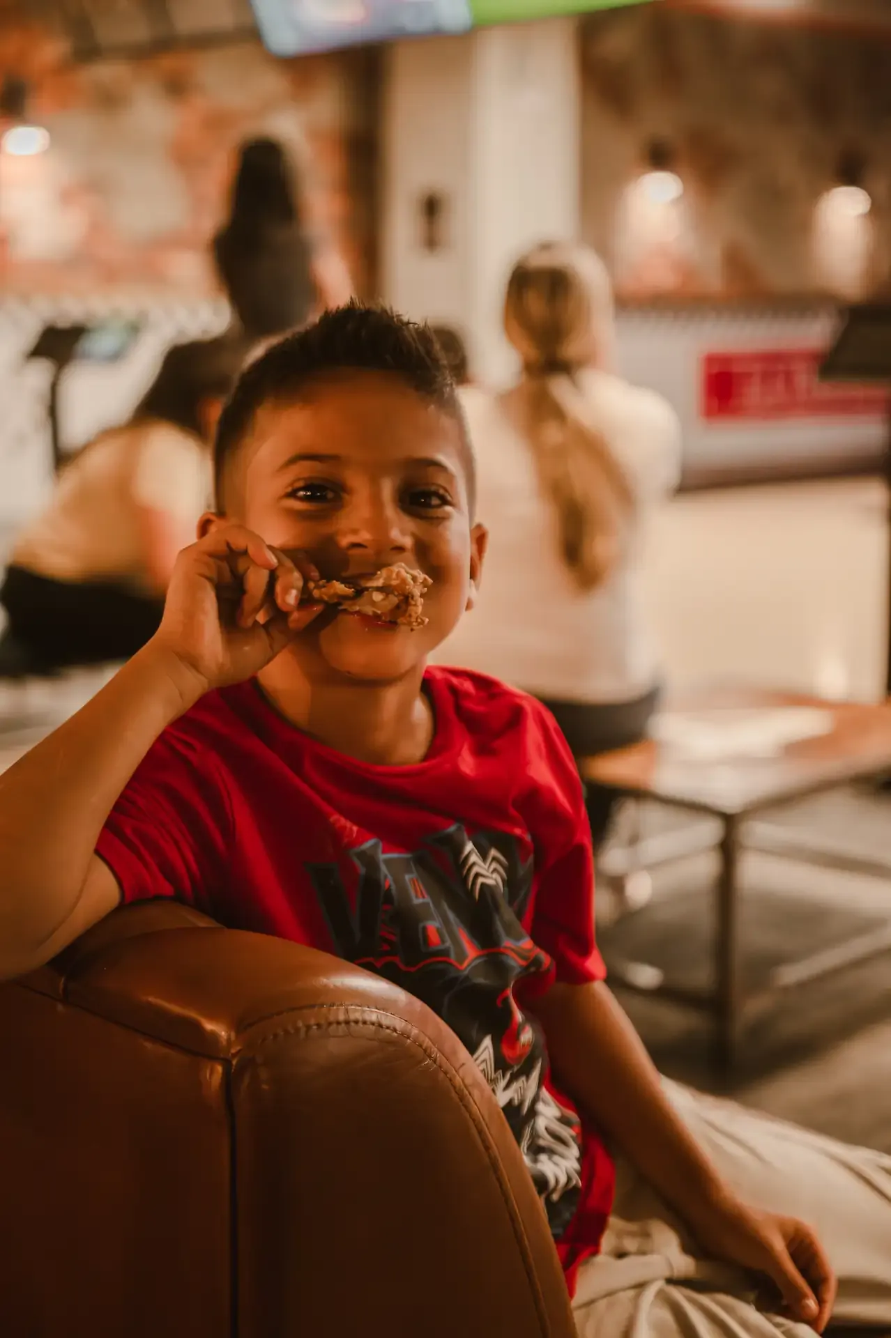 Niño sonríe mientras comparte su visita a la bolera.